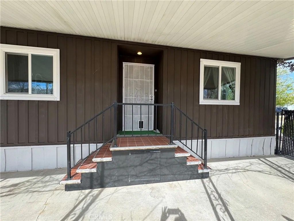 Photo of 13870 Rodeo Dr, Victorville, CA 92395 (MLS # HD26060657)