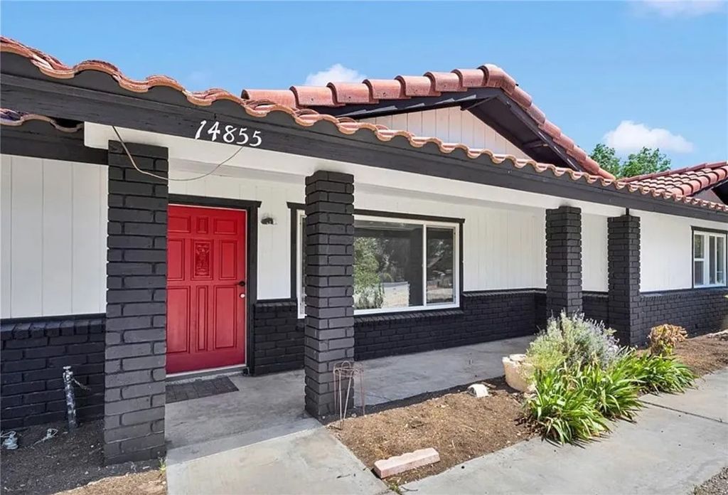 Photo of 14855 Flathead Rd, Apple Valley, CA 92307 (MLS # IV26016623)