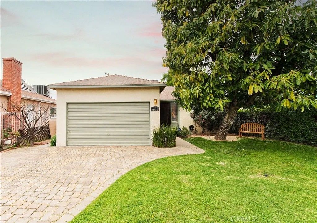 Photo of 6631 Densmore, Lake Balboa, CA 91406 (MLS # SR26031634)