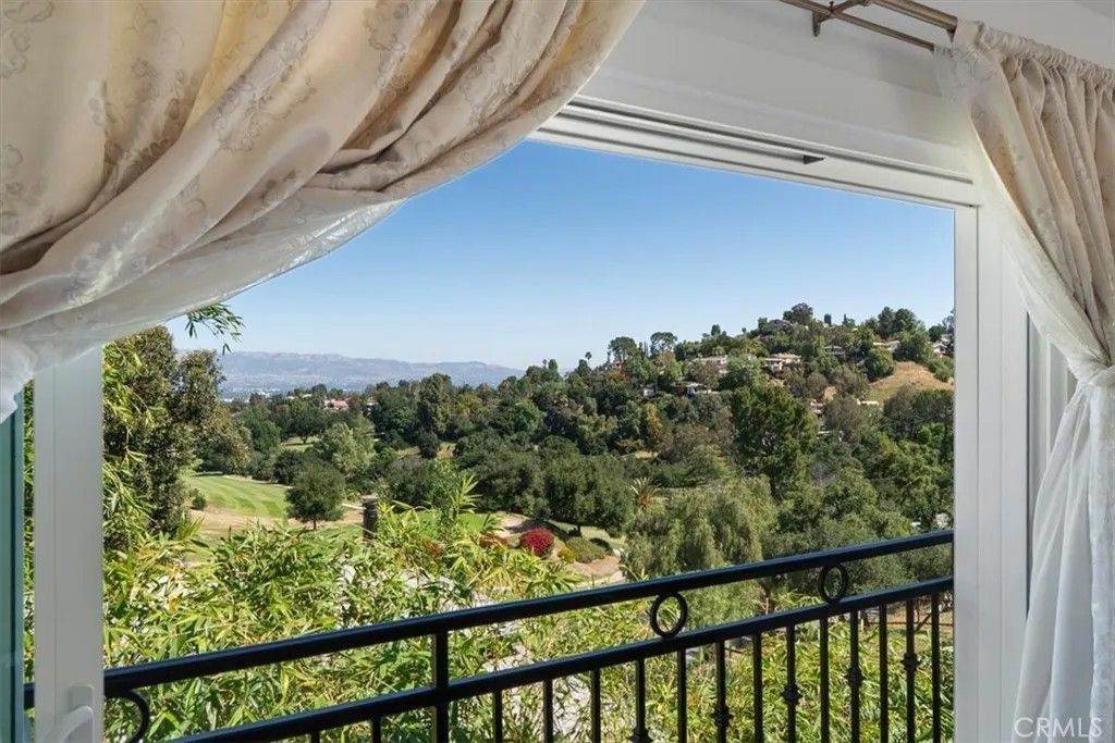 Photo of 4330 Alhama Dr, Woodland Hills, CA 91364 (MLS # SR26084493)