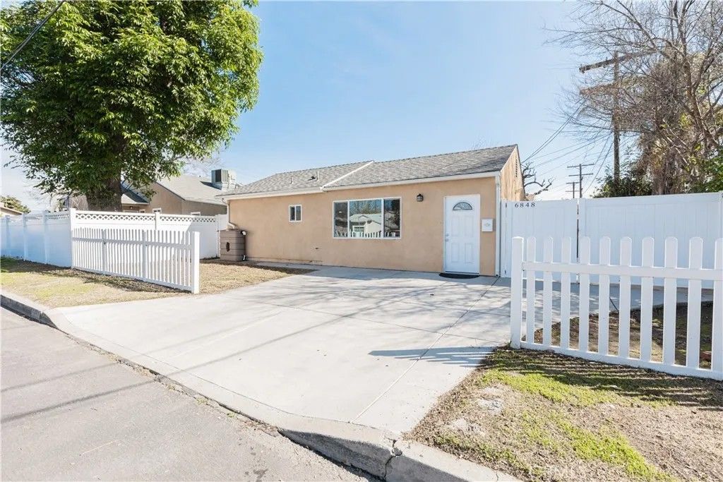 Photo of 6848 Willis Avenue, Van Nuys, CA 91405 (MLS # SR25246256)