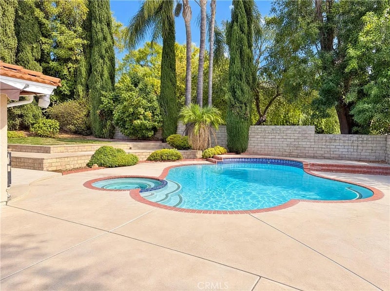 1042 Whispering Oaks
