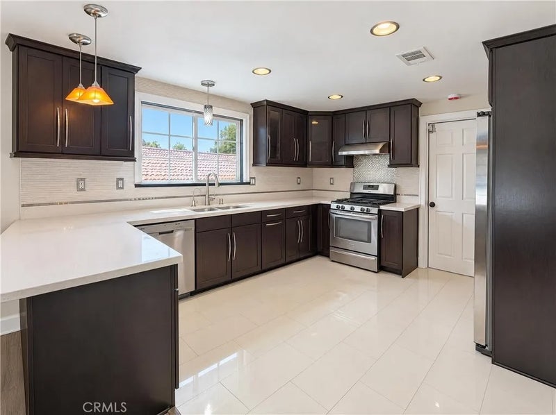 1042 Whispering Oaks