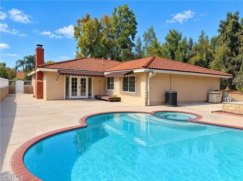 1042 Whispering Oaks