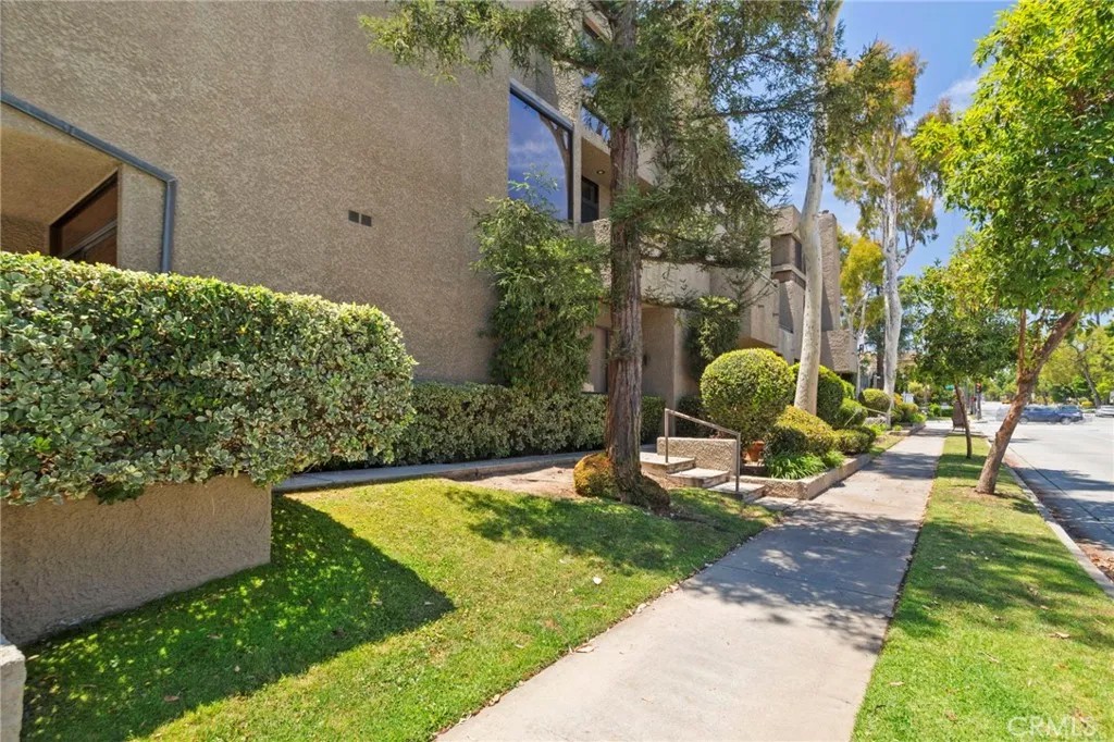 484 E California 8