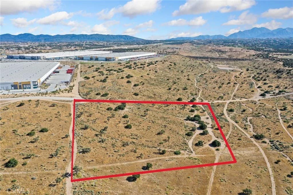 Photo of 0 Cedar St, Oak Hills, CA 92344 (MLS # HD26111023)