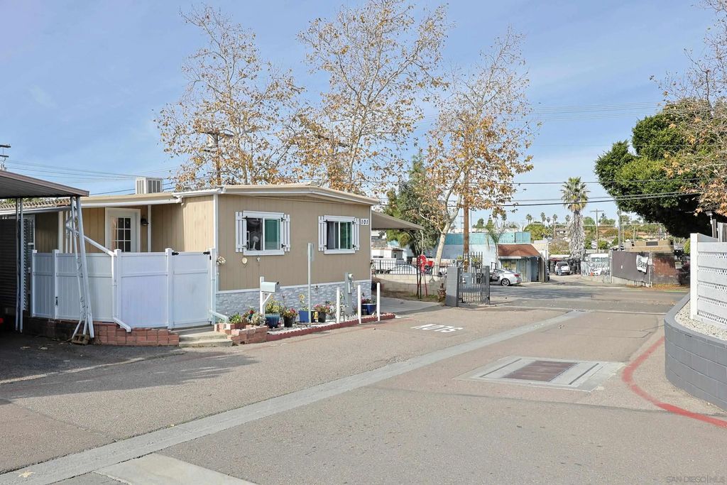 Photo of 200 Olive Ave #101, Vista, CA 92083 (MLS # 260002106)