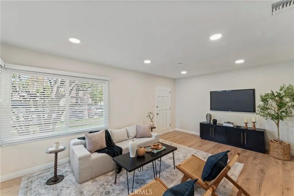 Photo of 17008 Hartland St, Lake Balboa, CA 91406 (MLS # SR26059103)