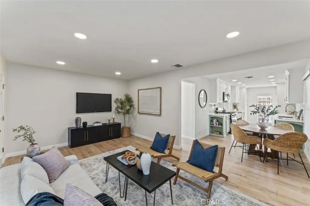 Photo of 17008 Hartland St, Lake Balboa, CA 91406 (MLS # SR26059103)