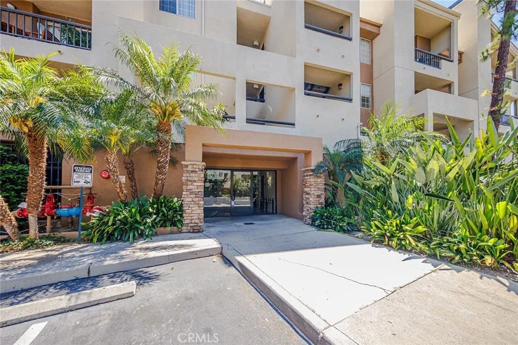 5565 Canoga 117