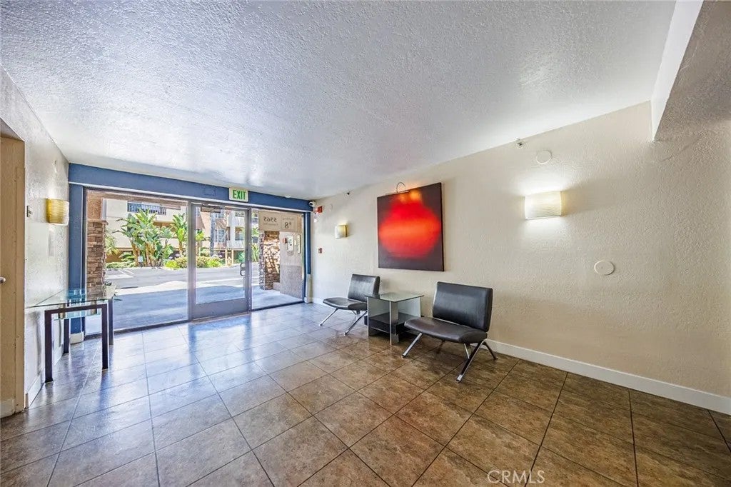 5565 Canoga 117