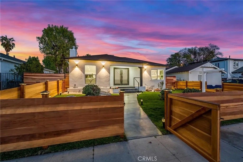 Photo of 5010 Sunnyslope Avenue, Sherman Oaks, CA 91423 (MLS # SR26003746)