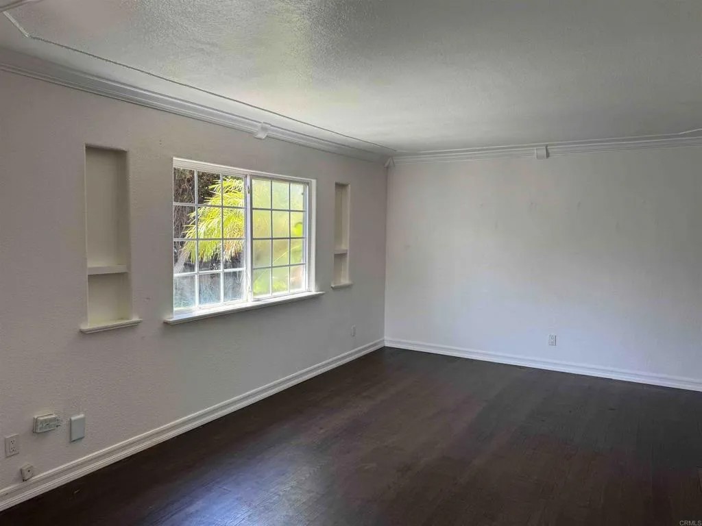 1341 E 4th Street