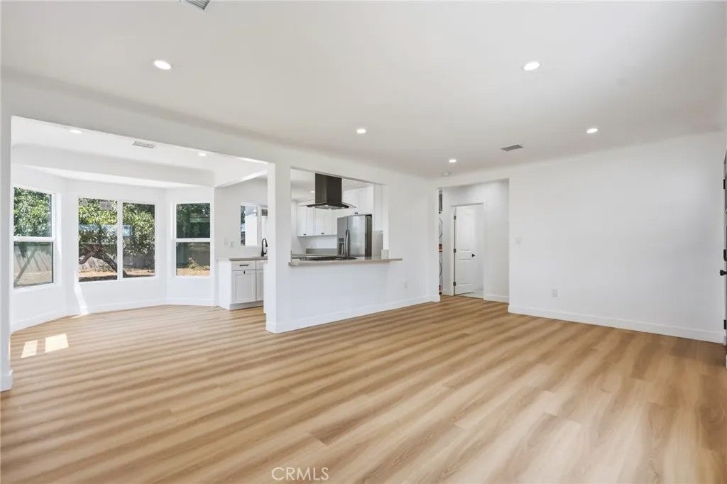 1433 N Neptune