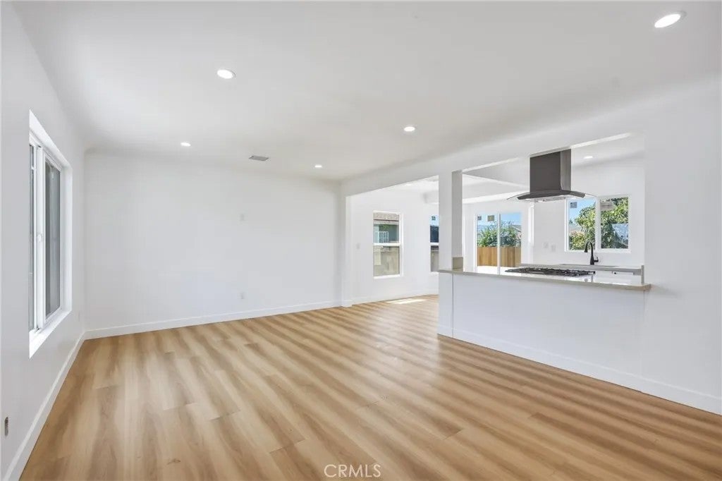 1433 N Neptune