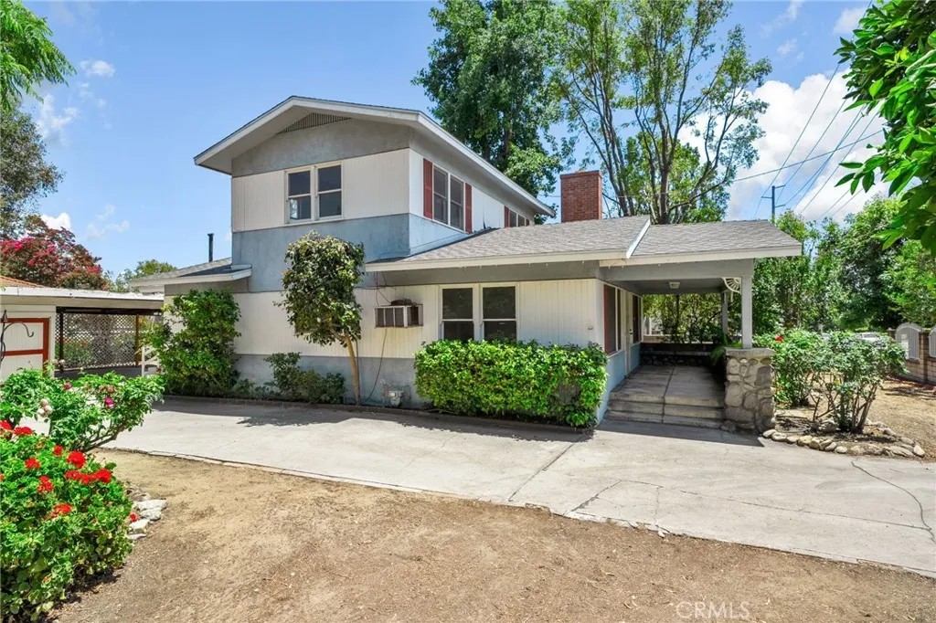 8207 W Vineyard Avenue