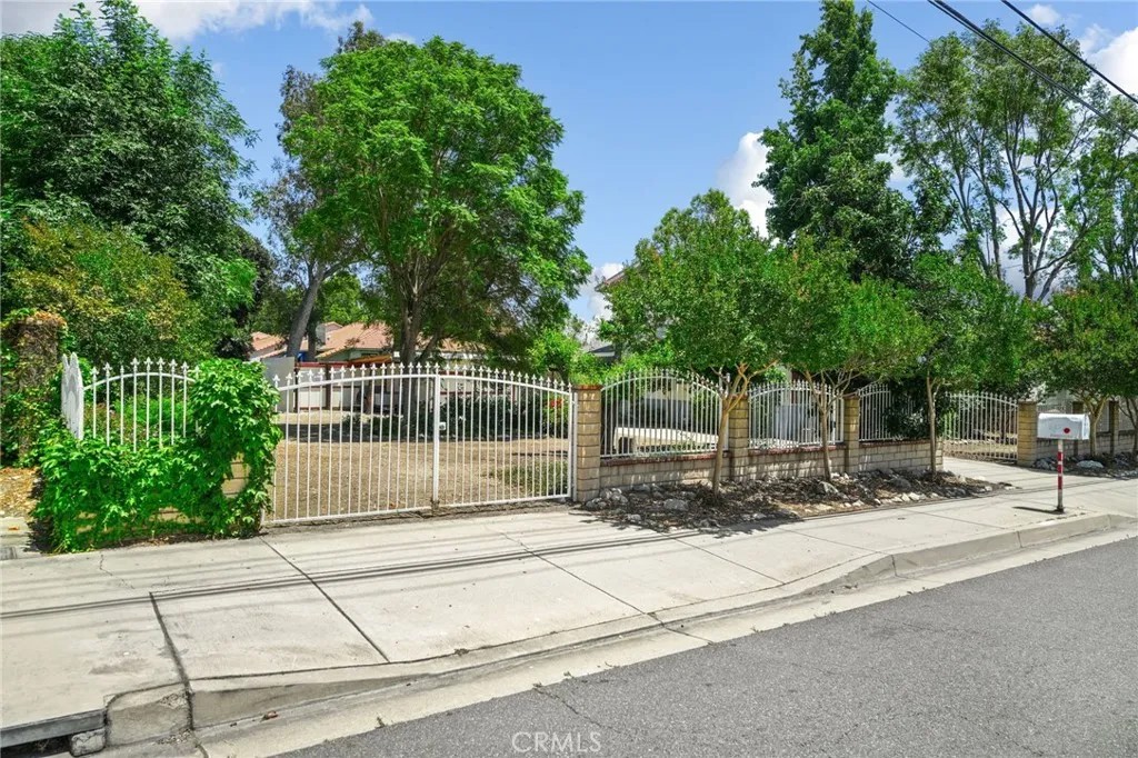 8207 W Vineyard Avenue