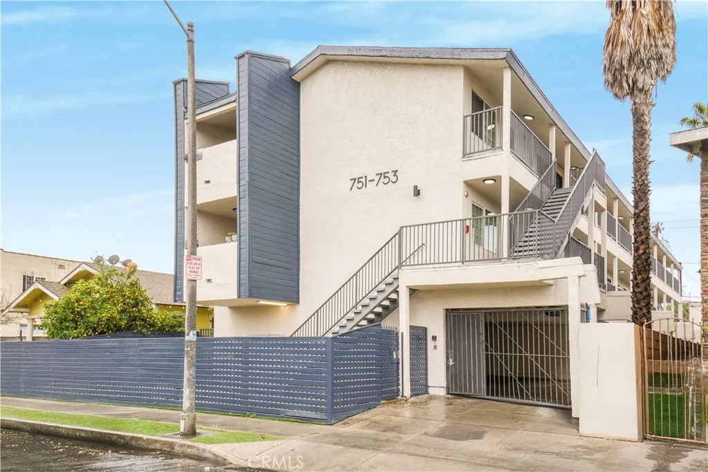 753 Cerritos Avenue