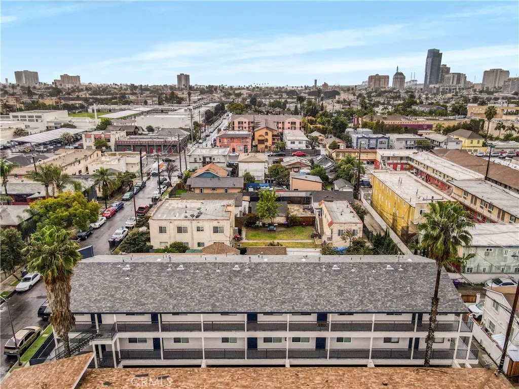 753 Cerritos Avenue