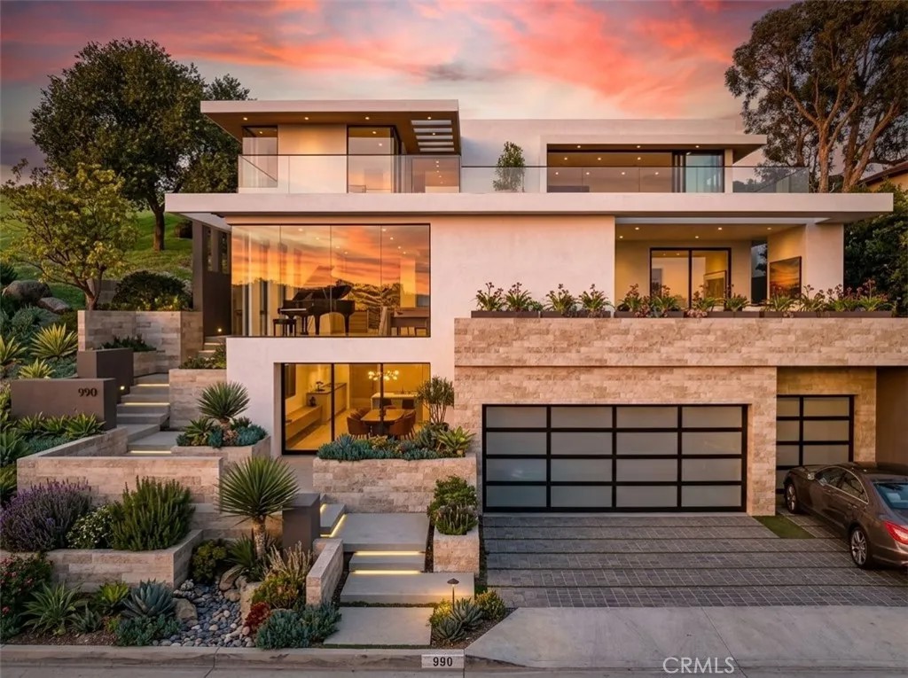 990 Hillcrest