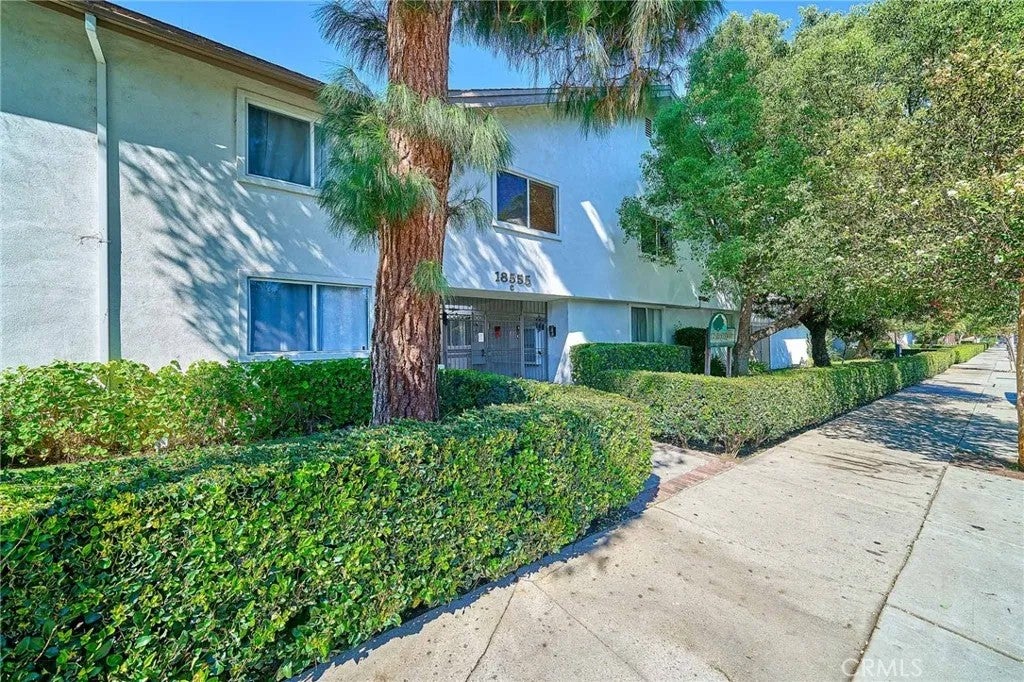 Photo of 18555 Collins Street #C26, Tarzana, CA 91356 (MLS # SR26197116)