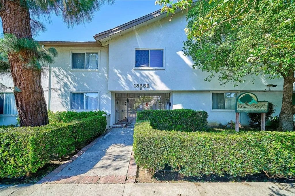 Photo of 18555 Collins Street #C26, Tarzana, CA 91356 (MLS # SR26197116)