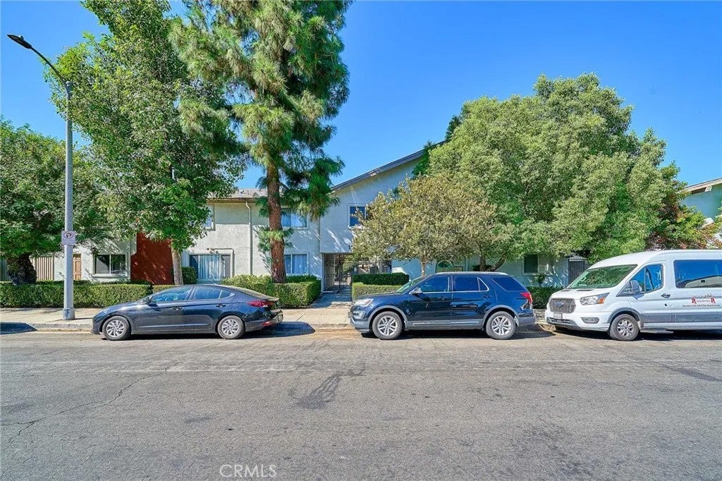 Photo of 18555 Collins Street #C26, Tarzana, CA 91356 (MLS # SR26197116)