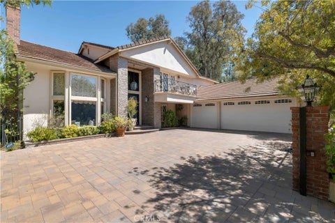Photo of 4200 Gayle Drive, Tarzana, CA 91356 (MLS # SR26106260)