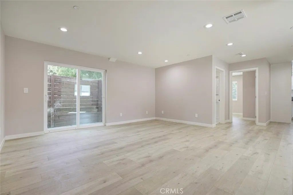 Photo of 15557 Wyandotte Street, Van Nuys, CA 91406 (MLS # GD26050066)