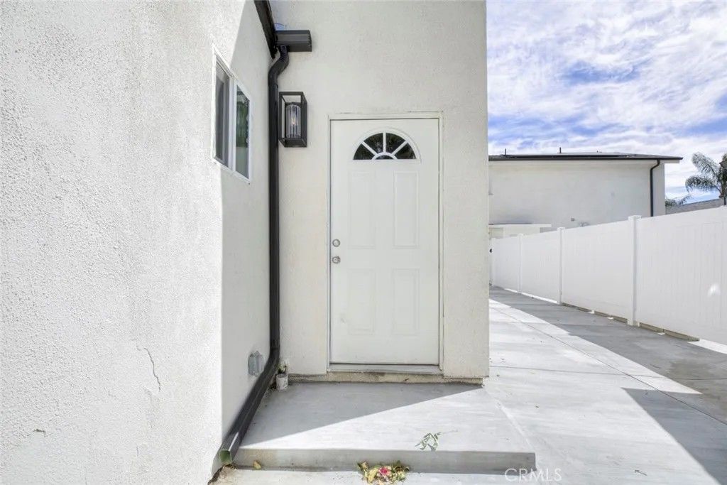 Photo of 15557 Wyandotte Street, Van Nuys, CA 91406 (MLS # GD26050066)