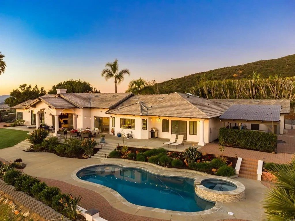 Photo of 1966 Las Lomas, Vista, CA 92084 (MLS # NDP2600573)