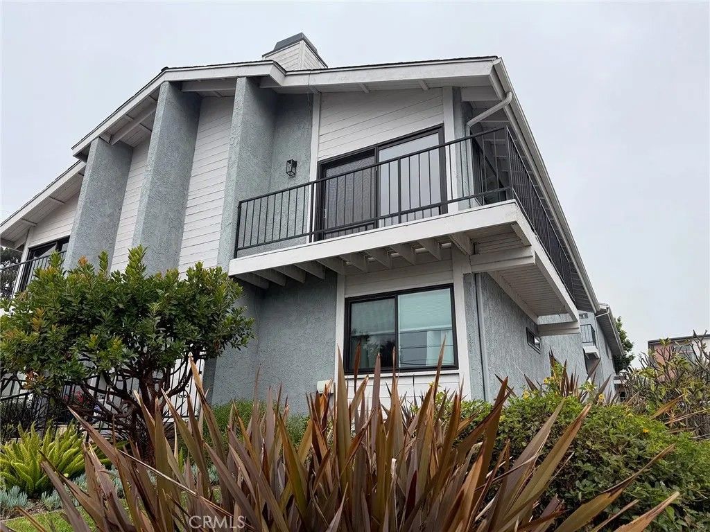 Photo of 1401 12th St #B, Manhattan Beach, CA 90266 (MLS # SB26015419)