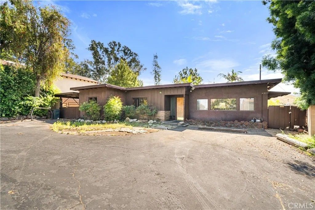 Photo of 10408 McBroom St, Sunland, CA 91040 (MLS # SR26065299)