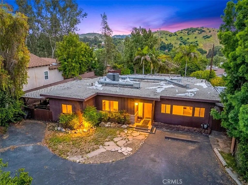 Photo of 10408 McBroom St, Sunland, CA 91040 (MLS # SR26065299)