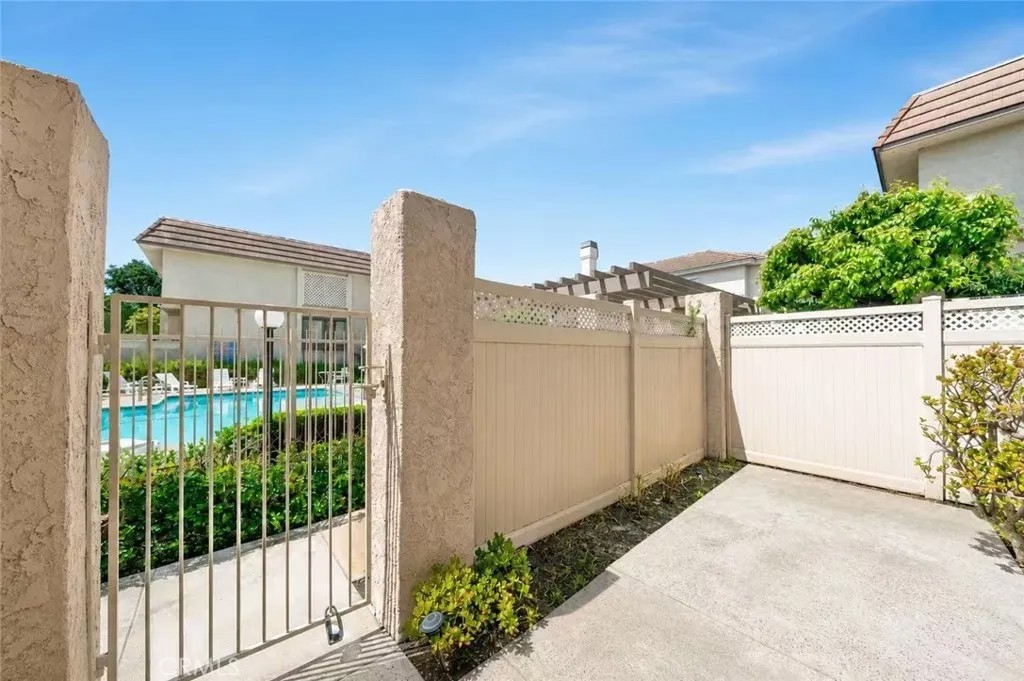 848 W Huntington 23
