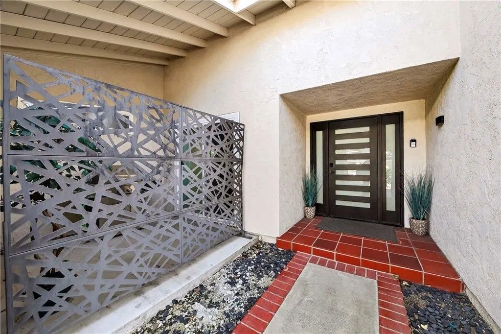 Photo of 26704 Hawkhurst Drive, Rancho Palos Verdes, CA 90275 (MLS # SB26060959)