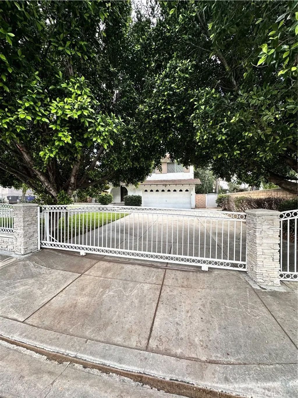 Photo of 2415 Mercedes Ave, Highlands, CA 92346 (MLS # IV26078458)