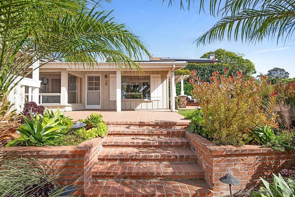 573 Amphitheatre Dr