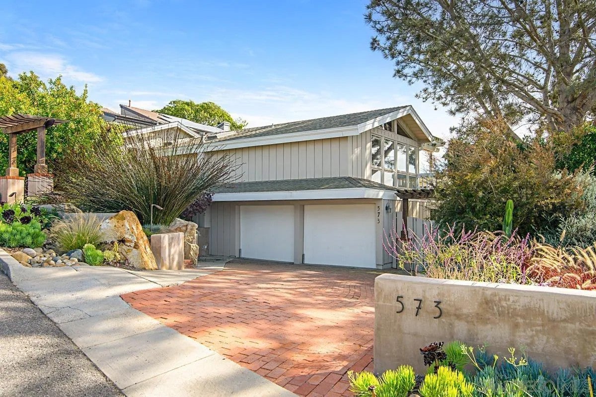 573 Amphitheatre Dr