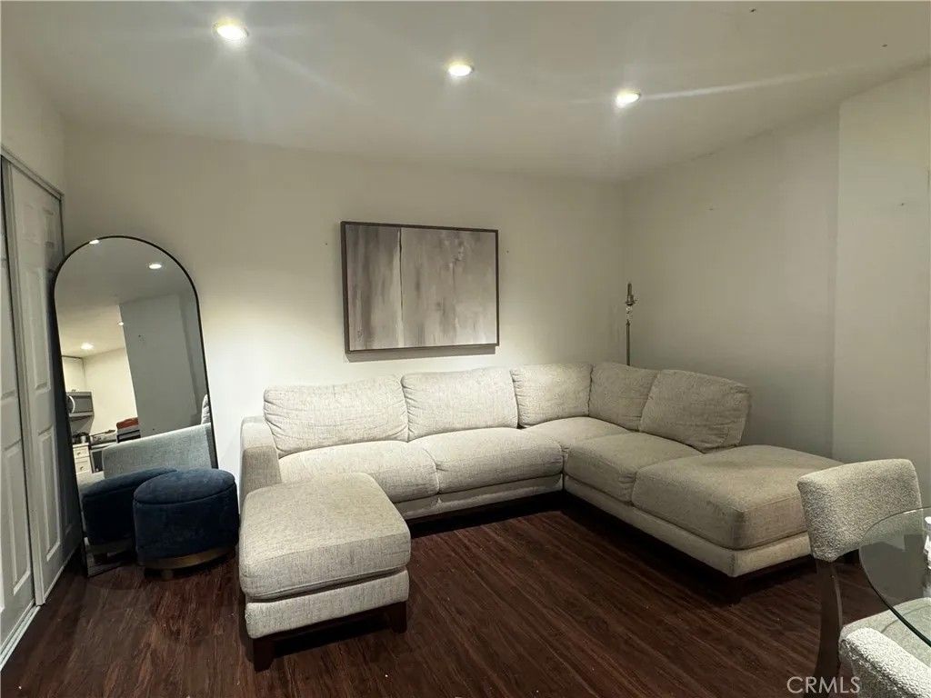 Photo of 7250 Franklin Ave #1106, Los Angeles, CA 90046 (MLS # SR26035351)