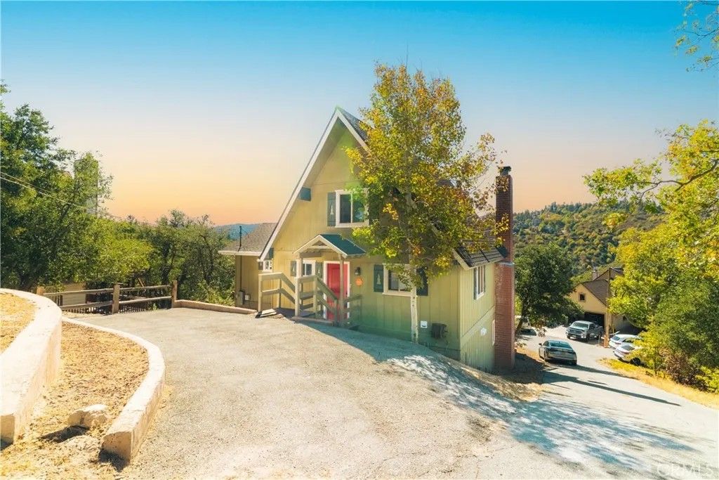 Photo of 1226 Grass Valley, Lake Arrowhead, CA 92352 (MLS # IV25239628)