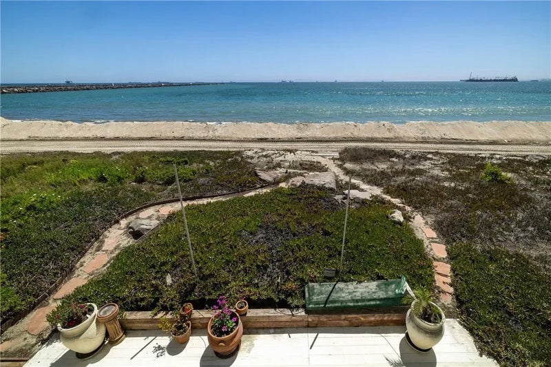 6911 E Seaside