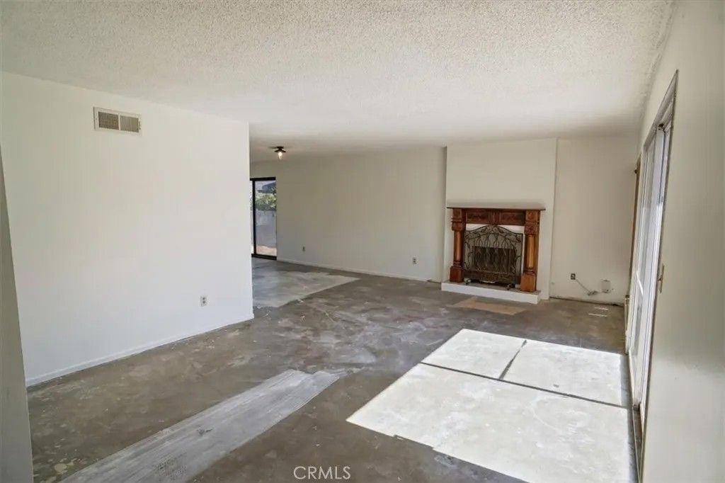 Photo of 93 N Dewey Ave, Newbury Park, CA 91320 (MLS # SR25238713)