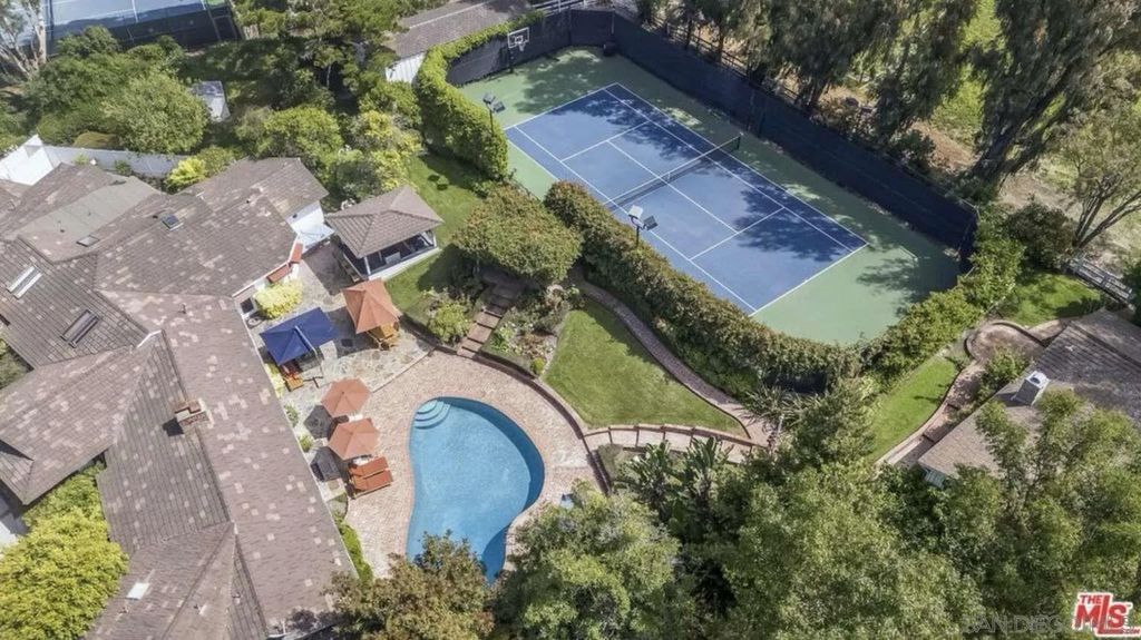 Photo of 17 Eastfield Dr, Rolling Hills, CA 90274 (MLS # 260001350)