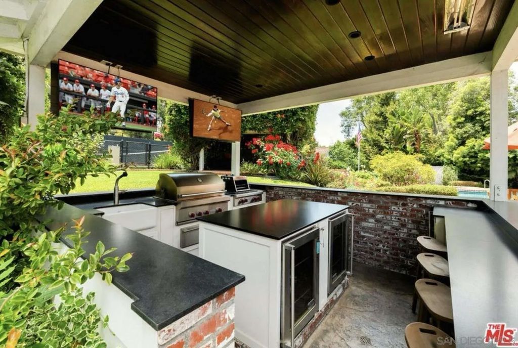 Photo of 17 Eastfield Dr, Rolling Hills, CA 90274 (MLS # 260001350)