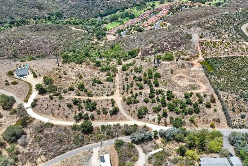 Twin Oaks Valley Rd.