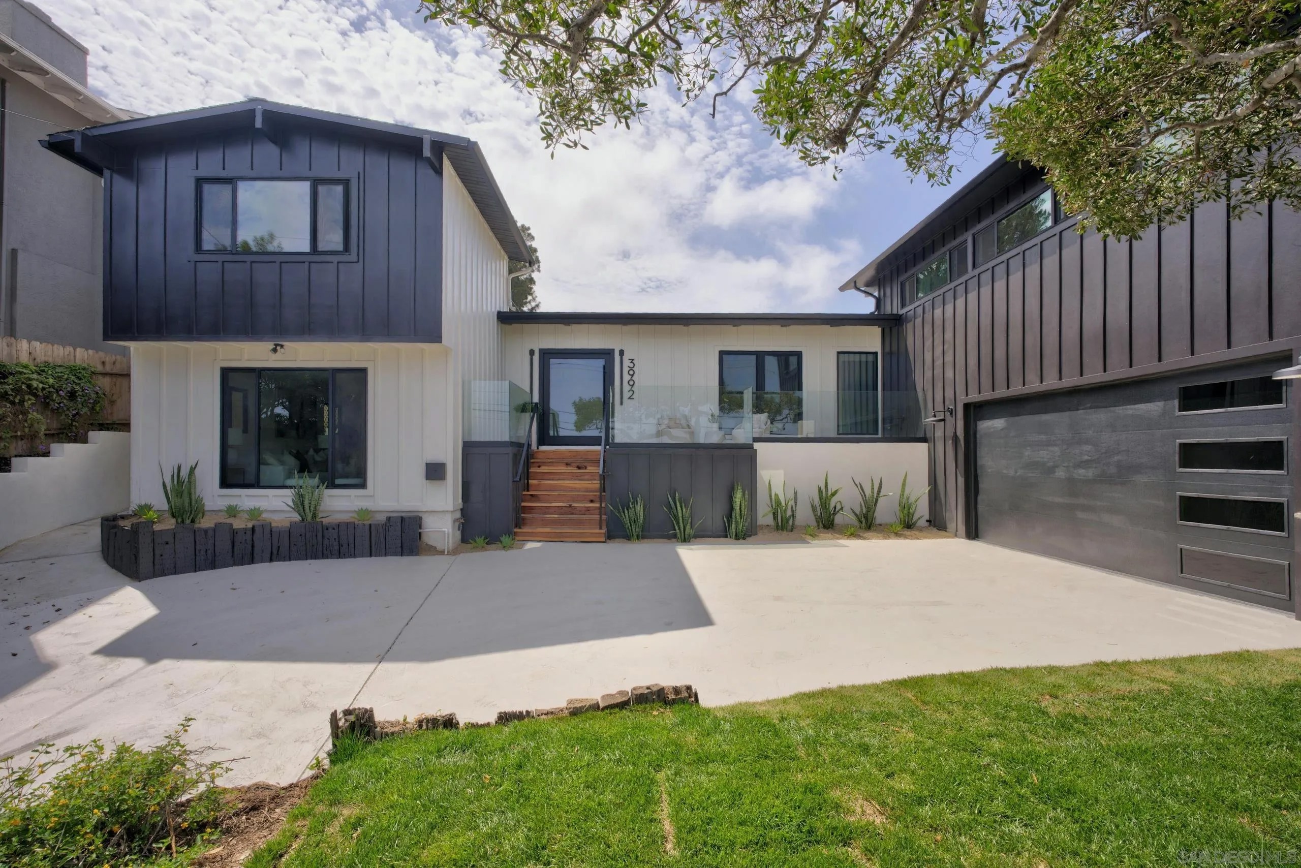 3992 La Cresta Dr