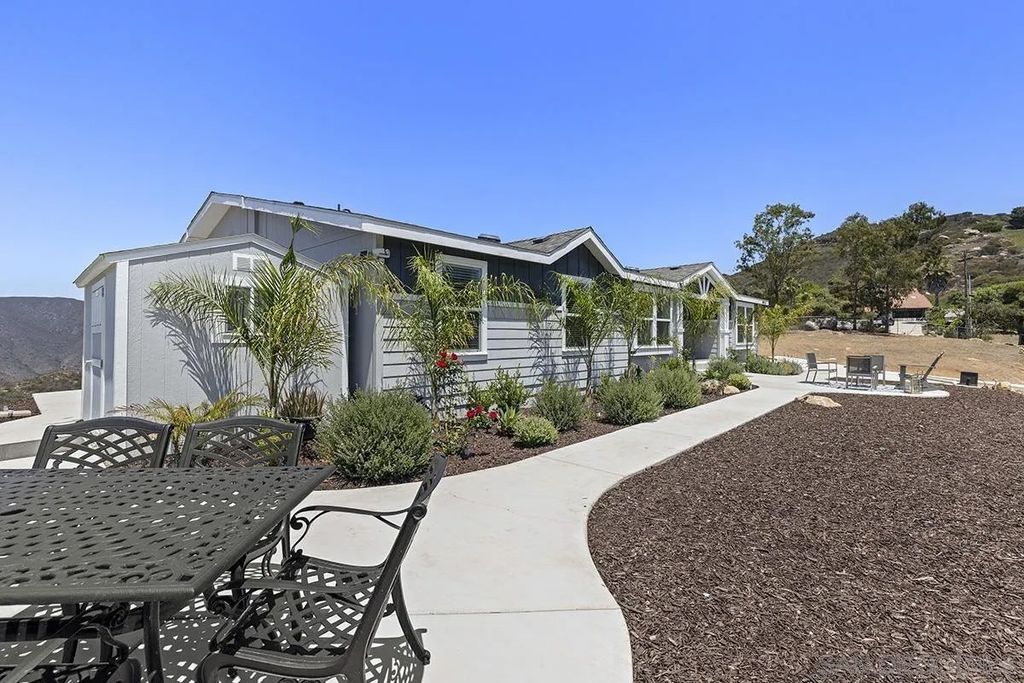 Photo of 4027 Sumac Summit, Fallbrook, CA 92028 (MLS # 250034960)