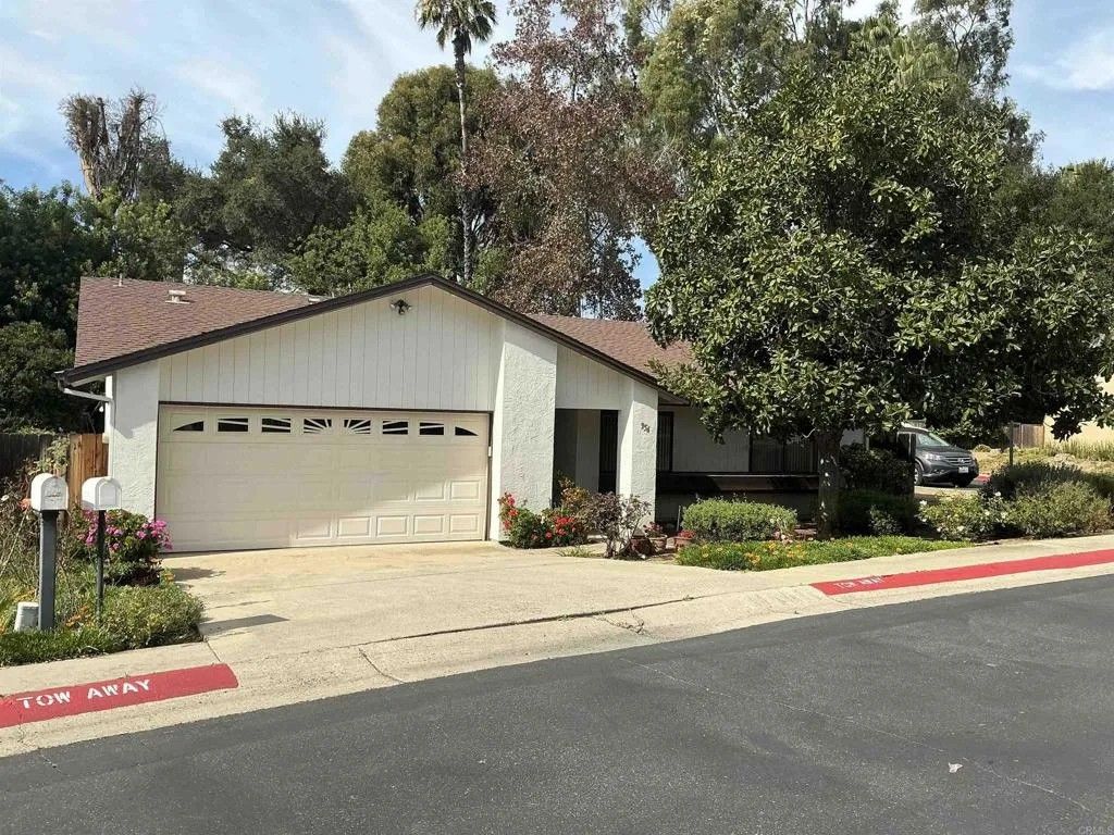 Photo of 946 Woodcreek Road, Fallbrook, CA 92028 (MLS # NDP2601714)