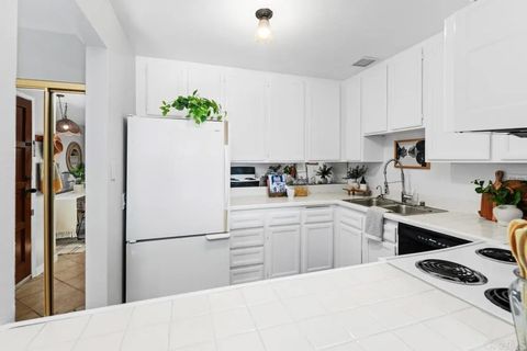 Tiny photo for 2925 Cowley Way #B, Clairemont, CA 92117 (MLS # NDP2510223)